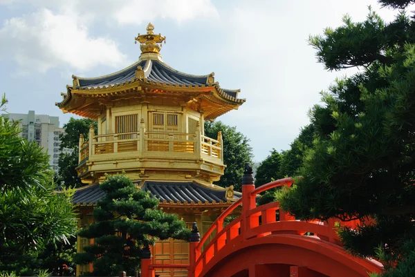 Le pavillon oriental en or d'une perfection absolue dans le jardin de Nan Lian, Nunnery de Chi Lin, Hong Kong — Photo