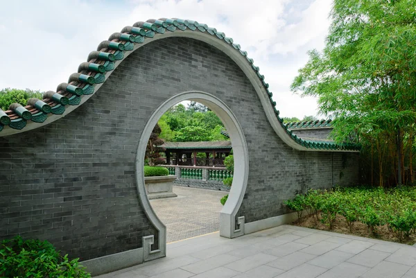 Porte de jardin traditionnelle chinoise — Photo