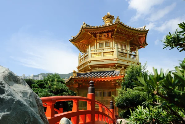 A keleti arany pavilon abszolút tökéletes Nan Lian kert, Chi Lin Nunnery, Hong Kong — Stock Fotó