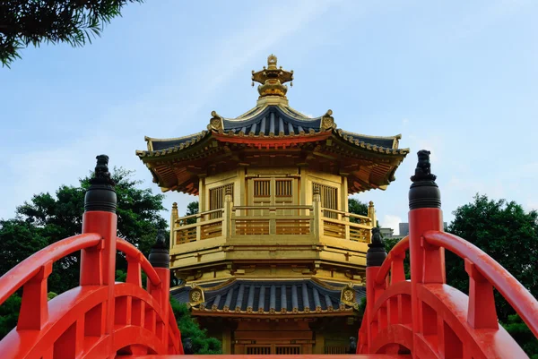 De Oosterse gouden paviljoen van absolute perfectie in Nan Lian Tuin, Chi Lin Nunnery, Hong Kong — Stockfoto