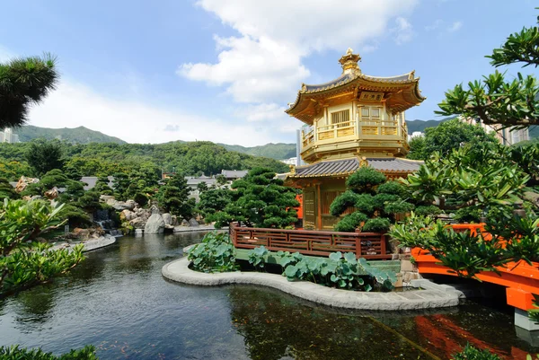 Le pavillon oriental en or d'une perfection absolue dans le jardin de Nan Lian, Nunnery de Chi Lin, Hong Kong — Photo