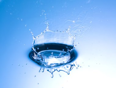 Kıvılcım / sıçrama mavi su