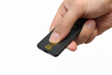 Sağ el beyaz arka planı uzaktan kullanarak