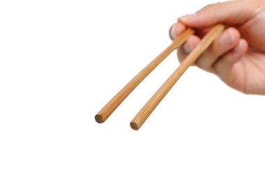 Sağ eli beyaz arka plan ile bambu çubuk kullanarak