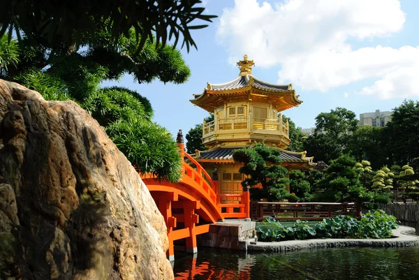 Orientální Zlatý pavilon absolutní dokonalosti v Nan Lian Garden, Chi Lin Nunnery, Hong Kong — Stock fotografie