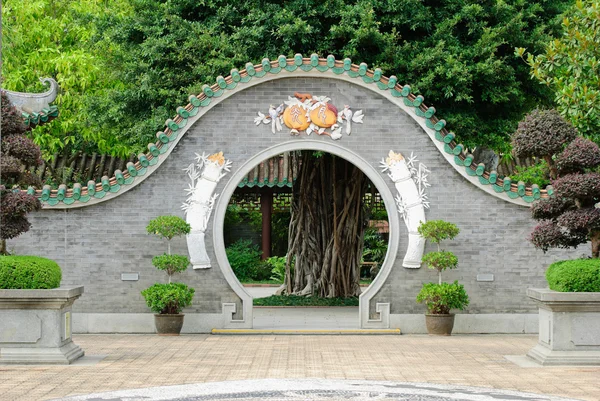 Porte de jardin traditionnelle chinoise — Photo