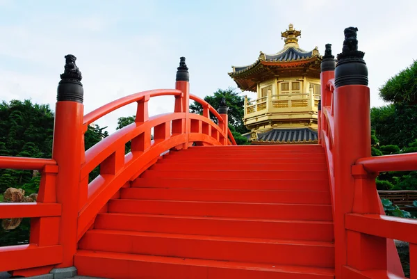 Le toit du pavillon oriental en or d'une perfection absolue dans le jardin de Nan Lian, Nunnery de Chi Lin, Hong Kong — Photo