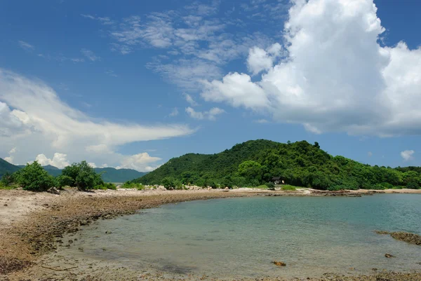 Plage Rocheuse Avec Nuage Montagne Ciel Bleu — Photo