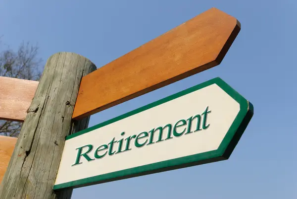 Motivational Green White Wooden Signpost Pointing Retirement Sunny Blue Sky — Stock Photo, Image