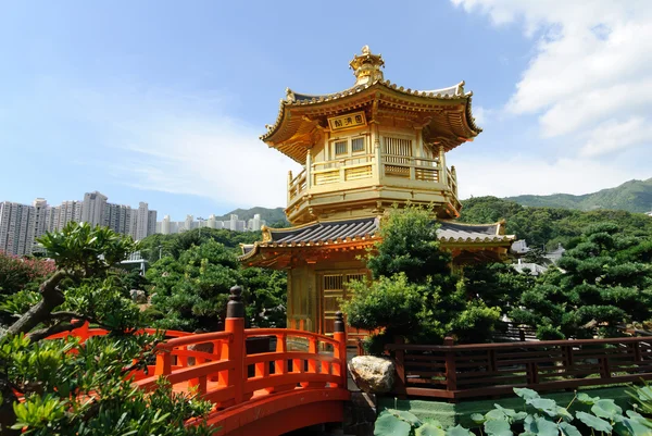 Der orientalische goldene Pavillon absoluter Perfektion im nan lian garden, chi lin nonnenkloster, hong kong — Stockfoto