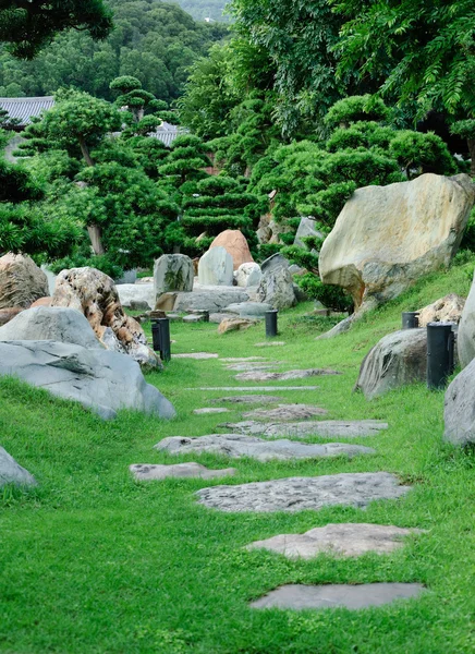 伝統的な中国式庭園の石の通路 — ストック写真