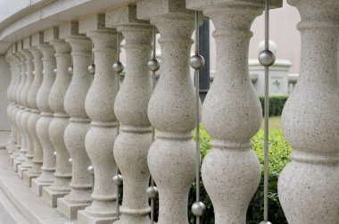 Korkuluk / korkuluk / tuğla duvar boyunca Küpeşte