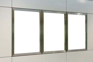 Üç büyük dikey / dikey yönde boş billboard modern beyaz duvar