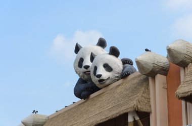 Çatı uzakta görünümlü panda