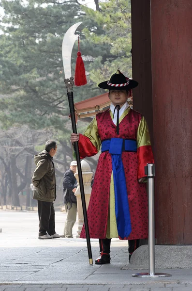 SEÚL, COREA - 01 DE MARZO: Soldados armados en traje de época custodian la puerta de entrada en el Palacio Deoksugung, un punto de referencia turístico, en Seúl, Corea del Sur el 01 de marzo de 2013 — Foto de Stock