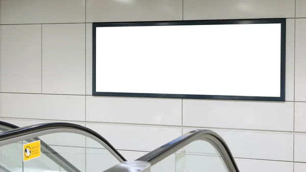 Un grand panneau d'affichage à orientation verticale / portrait avec fond d'escalator — Photo