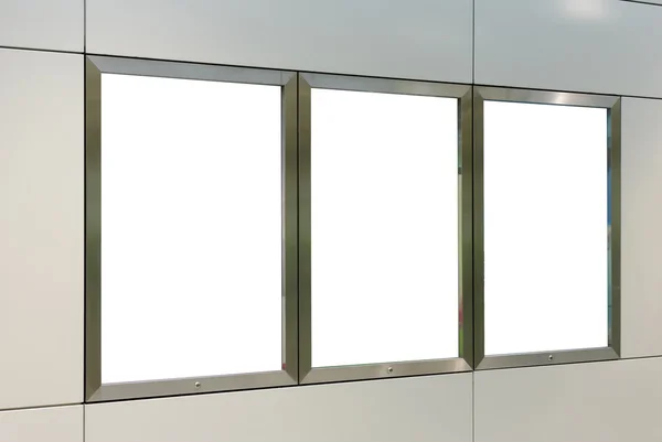 Drei große vertikale / Portrait-Orientierung leere Plakatwand an moderner weißer Wand — Stockfoto