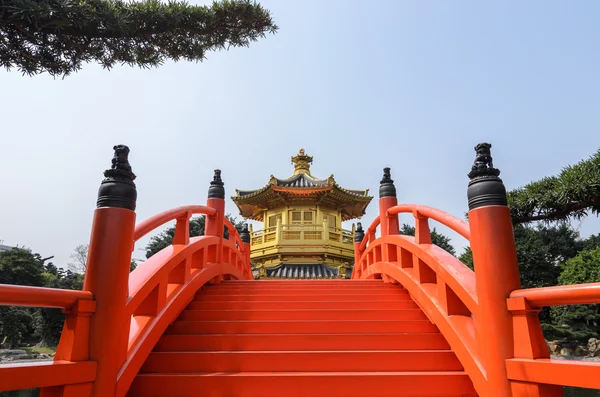Der orientalische goldene Pavillon absoluter Perfektion im nan lian garden, chi lin nonnenkloster, hong kong — Stockfoto