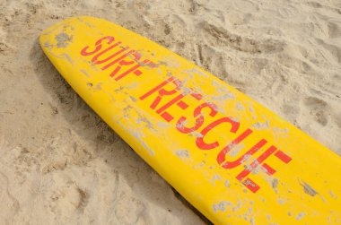 plajda cankurtaran sörf tahtası