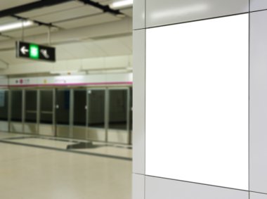Platform arka plan ile modern beyaz duvarda büyük bir dikey / portre yönelimi boş billboard
