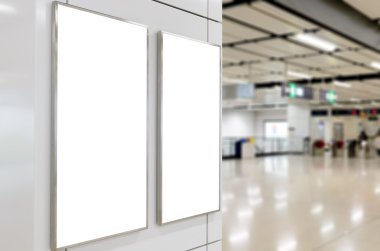 Salon arka plan ile modern beyaz duvarda iki büyük dikey / portre yönelimi boş billboard