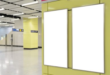 İki büyük dikey / dikey yönde boş koridor arka plan ile modern sarı duvar üzerinde billboard