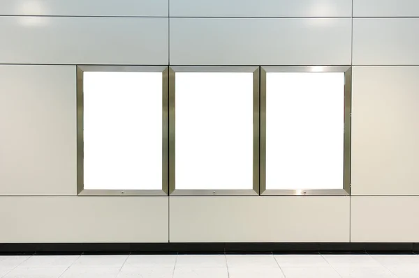 Три больших вертикальных / портрет ориентации пустой рекламный щит на современной белой стене — стоковое фото