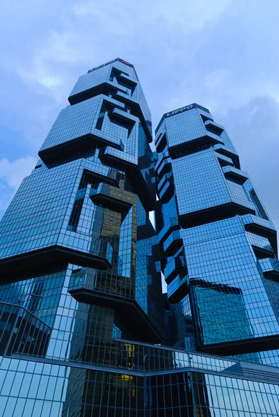 Hongkong-21 februari: Lippo Centre. De gebouwen zijn ontworpen door de Australische architect Paul Rudolph. Toren I is 172 m, en toren II is 186 m op febuary 21, 2013 in Hong Kong — Stockfoto