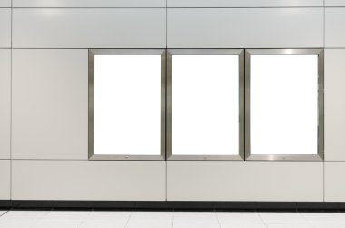 Üç büyük dikey / dikey yönde boş billboard modern beyaz duvar