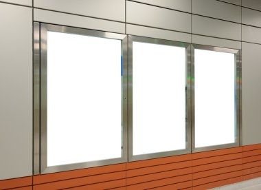 Üç büyük dikey / dikey yönde boş billboard modern beyaz duvar