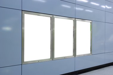 Üç büyük dikey / dikey yönde boş billboard modern mavi duvar