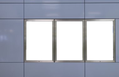Üç büyük dikey / dikey yönde boş billboard modern mavi duvar