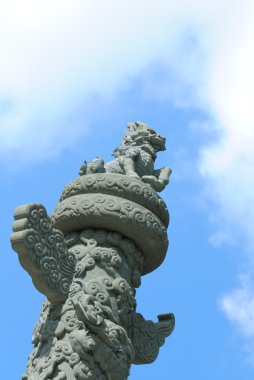 Çin aslan heykeli gökyüzü altında