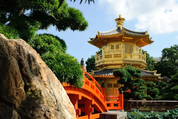 Orientální Zlatý pavilon absolutní dokonalosti v Nan Lian Garden, Chi Lin Nunnery, Hong Kong — Stock fotografie