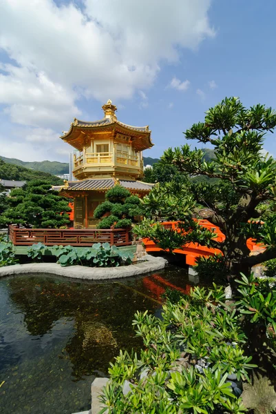 Der orientalische goldene Pavillon absoluter Perfektion im nan lian garden, chi lin nonnenkloster, hong kong — Stockfoto