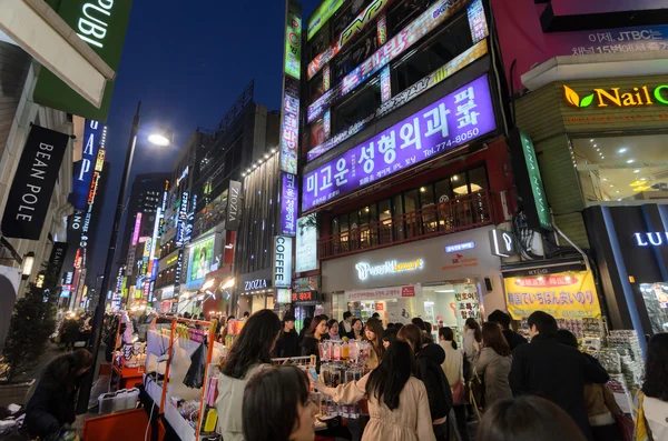 Myeong-Dong neonlichten, 14 februari 2013 in Seoel, Zuid-Korea. De locatie is de première van het district om te winkelen in de stad. — Stockfoto