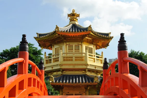 Le pavillon oriental en or d'une perfection absolue dans le jardin de Nan Lian, Nunnery de Chi Lin, Hong Kong — Photo