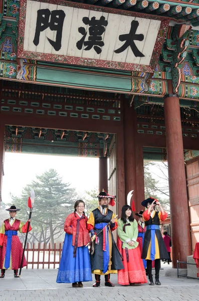 SEÚL, COREA - 01 DE MARZO: Soldados armados en traje de época custodian la puerta de entrada en el Palacio Deoksugung, un punto de referencia turístico, en Seúl, Corea del Sur el 01 de marzo de 2013 —  Fotos de Stock