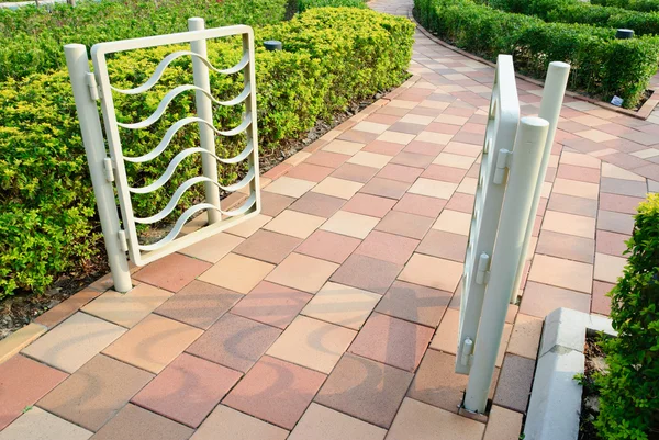 Giriş kapısı açık Bahçe