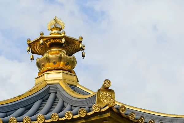 Le toit du pavillon oriental en or d'une perfection absolue dans le jardin de Nan Lian, Nunnery de Chi Lin, Hong Kong — Photo