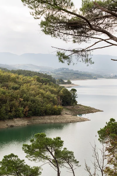 Widok na jezioro Bilancino — Zdjęcie stockowe