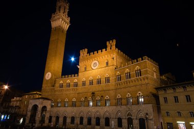 Siena Belediye Binası arka plan aya ile