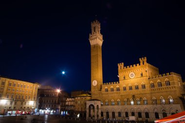 Gece sahne Piazza del Campo