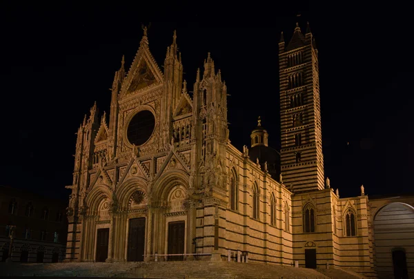 Escena nocturna de la catedral de Siena — Foto de Stock