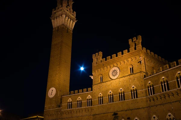 Scena notturna del municipio di Siena — Foto Stock