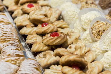 tatlı pasta bisküvi vişne ile dekore edilmiştir.