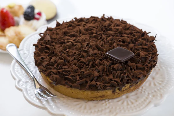 Bolo de chocolate com cacau — Fotografia de Stock