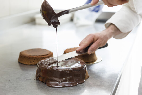 кондитер на работе
