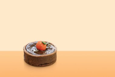 Renkli balkabağıyla süslenmiş mini çikolatalı pasta.