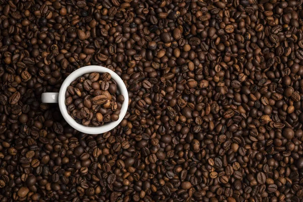 Kopp Full Kaffebönor Över Bakgrund Kaffebönor — Stockfoto